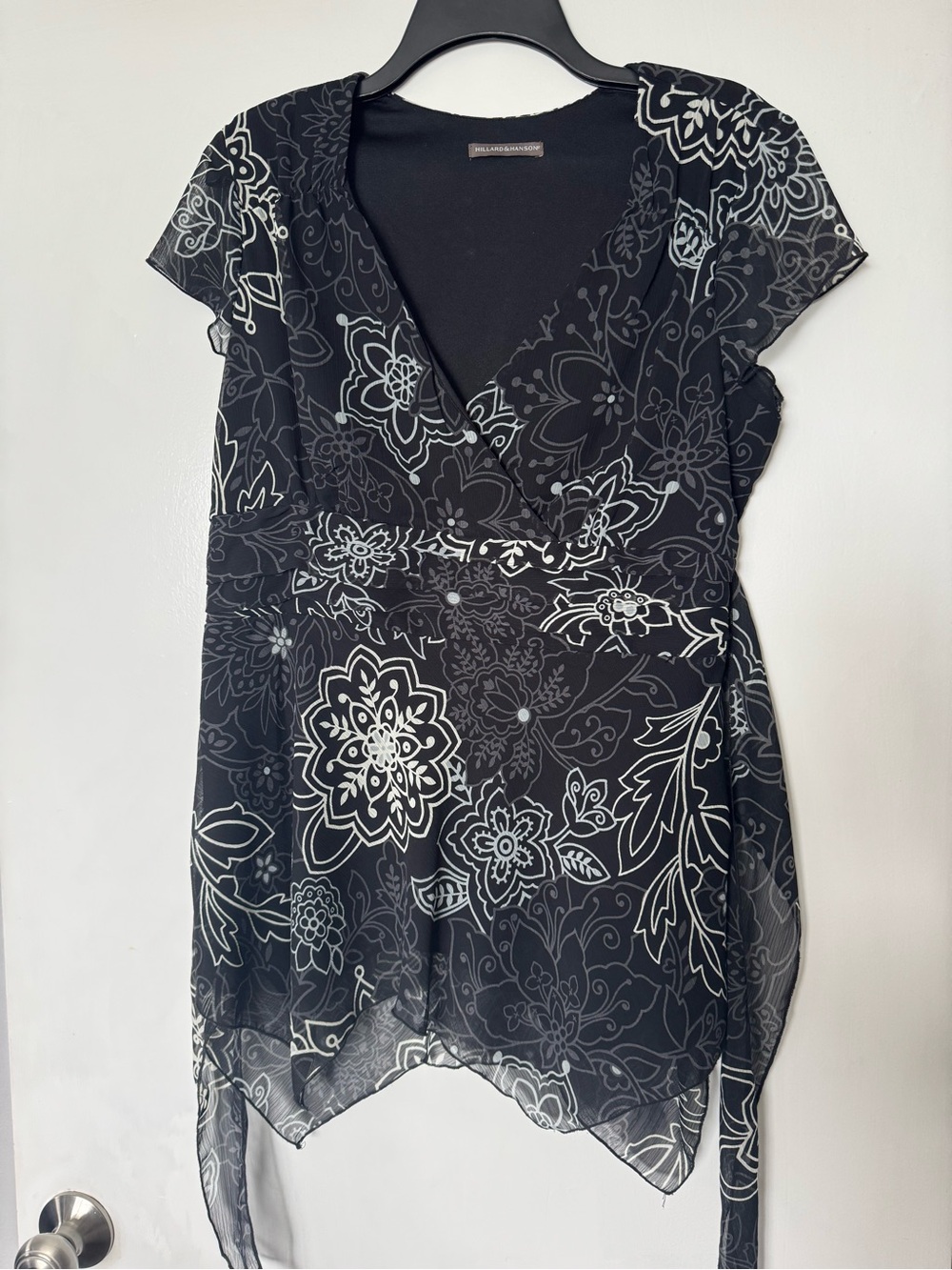 Hillard & Hanson Black / White Floral Blouse V-Neck Tie-Waist Top Medium